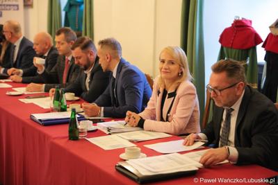 Uczestnicy spotkania Instytucji Zarządzającej programem „Fundusze Europejskie dla Lubuskiego 2021-2027” z partnerstwem jednostek samorządu terytorialnego na zamku w Kożuchowie
