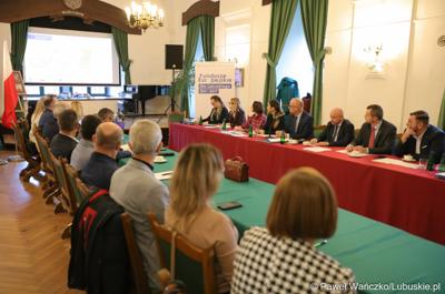Uczestnicy spotkania Instytucji Zarządzającej programem „Fundusze Europejskie dla Lubuskiego 2021-2027” z partnerstwem jednostek samorządu terytorialnego na zamku w Kożuchowie