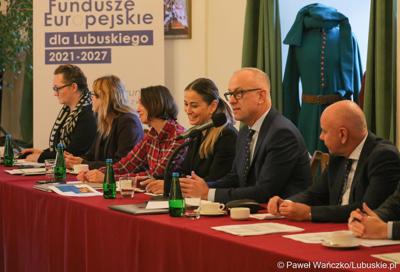 Marszałek Województwa Lubuskiego Marcin Jabłoński przemawia do uczestników spotkania Instytucji Zarządzającej programem „Fundusze Europejskie dla Lubuskiego 2021-2027” z partnerstwem jednostek samorządu terytorialnego na zamku w Kożuchowie