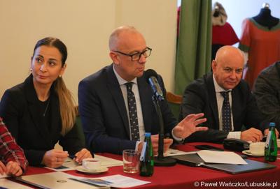 Marszałek Województwa Lubuskiego Marcin Jabłoński przemawia do uczestników spotkania Instytucji Zarządzającej programem „Fundusze Europejskie dla Lubuskiego 2021-2027” z partnerstwem jednostek samorządu terytorialnego na zamku w Kożuchowie