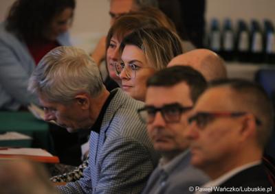 Uczestnicy spotkania Instytucji Zarządzającej programem „Fundusze Europejskie dla Lubuskiego 2021-2027” z partnerstwem jednostek samorządu terytorialnego na zamku w Kożuchowie