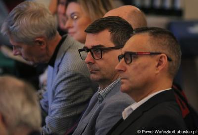 Uczestnicy spotkania Instytucji Zarządzającej programem „Fundusze Europejskie dla Lubuskiego 2021-2027” z partnerstwem jednostek samorządu terytorialnego na zamku w Kożuchowie
