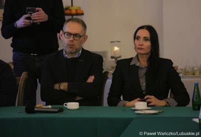 Uczestnicy spotkania Instytucji Zarządzającej programem „Fundusze Europejskie dla Lubuskiego 2021-2027” z partnerstwem jednostek samorządu terytorialnego na zamku w Kożuchowie