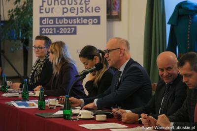 Marszałek Województwa Lubuskiego Marcin Jabłoński przemawia do uczestników spotkania Instytucji Zarządzającej programem „Fundusze Europejskie dla Lubuskiego 2021-2027” z partnerstwem jednostek samorządu terytorialnego na zamku w Kożuchowie