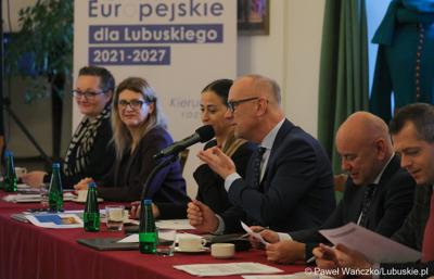 Marszałek Województwa Lubuskiego Marcin Jabłoński przemawia do uczestników spotkania Instytucji Zarządzającej programem „Fundusze Europejskie dla Lubuskiego 2021-2027” z partnerstwem jednostek samorządu terytorialnego na zamku w Kożuchowie