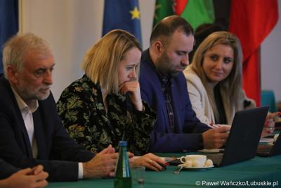 Uczestnicy spotkania Instytucji Zarządzającej programem „Fundusze Europejskie dla Lubuskiego 2021-2027” z partnerstwem jednostek samorządu terytorialnego na zamku w Kożuchowie