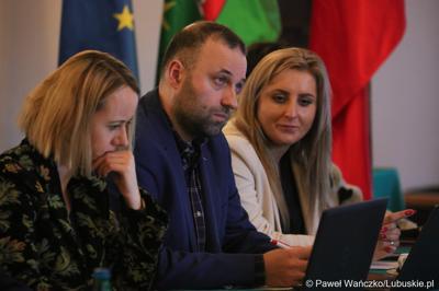 Uczestnicy spotkania Instytucji Zarządzającej programem „Fundusze Europejskie dla Lubuskiego 2021-2027” z partnerstwem jednostek samorządu terytorialnego na zamku w Kożuchowie
