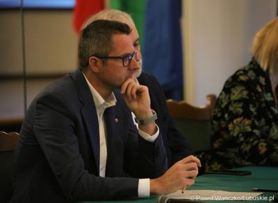 Uczestnicy spotkania Instytucji Zarządzającej programem „Fundusze Europejskie dla Lubuskiego 2021-2027” z partnerstwem jednostek samorządu terytorialnego na zamku w Kożuchowie