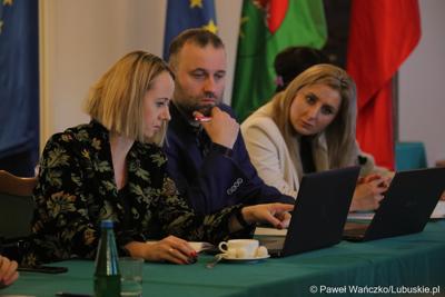 Uczestnicy spotkania Instytucji Zarządzającej programem „Fundusze Europejskie dla Lubuskiego 2021-2027” z partnerstwem jednostek samorządu terytorialnego na zamku w Kożuchowie