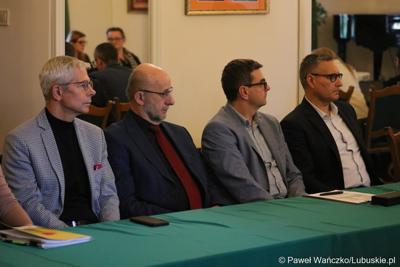 Uczestnicy spotkania Instytucji Zarządzającej programem „Fundusze Europejskie dla Lubuskiego 2021-2027” z partnerstwem jednostek samorządu terytorialnego na zamku w Kożuchowie