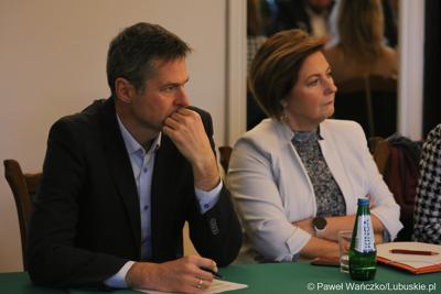 Uczestnicy spotkania Instytucji Zarządzającej programem „Fundusze Europejskie dla Lubuskiego 2021-2027” z partnerstwem jednostek samorządu terytorialnego na zamku w Kożuchowie