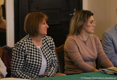 Uczestnicy spotkania Instytucji Zarządzającej programem „Fundusze Europejskie dla Lubuskiego 2021-2027” z partnerstwem jednostek samorządu terytorialnego na zamku w Kożuchowie