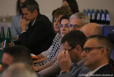 Uczestnicy spotkania Instytucji Zarządzającej programem „Fundusze Europejskie dla Lubuskiego 2021-2027” z partnerstwem jednostek samorządu terytorialnego na zamku w Kożuchowie