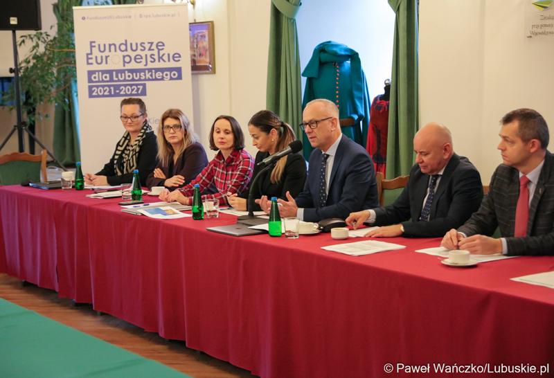 Uczestnicy spotkania Instytucji Zarządzającej programem „Fundusze Europejskie dla Lubuskiego 2021-2027” z partnerstwem jednostek samorządu terytorialnego na zamku w Kożuchowie