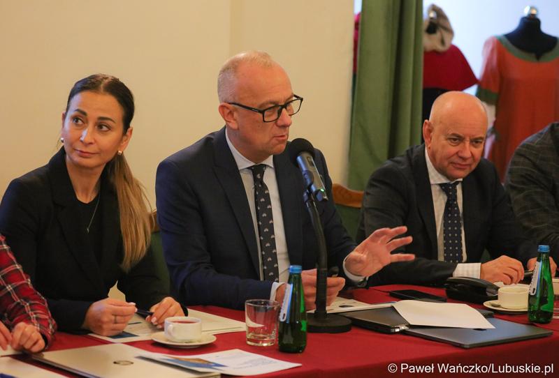 Marszałek Województwa Lubuskiego Marcin Jabłoński przemawia do uczestników spotkania Instytucji Zarządzającej programem „Fundusze Europejskie dla Lubuskiego 2021-2027” z partnerstwem jednostek samorządu terytorialnego na zamku w Kożuchowie