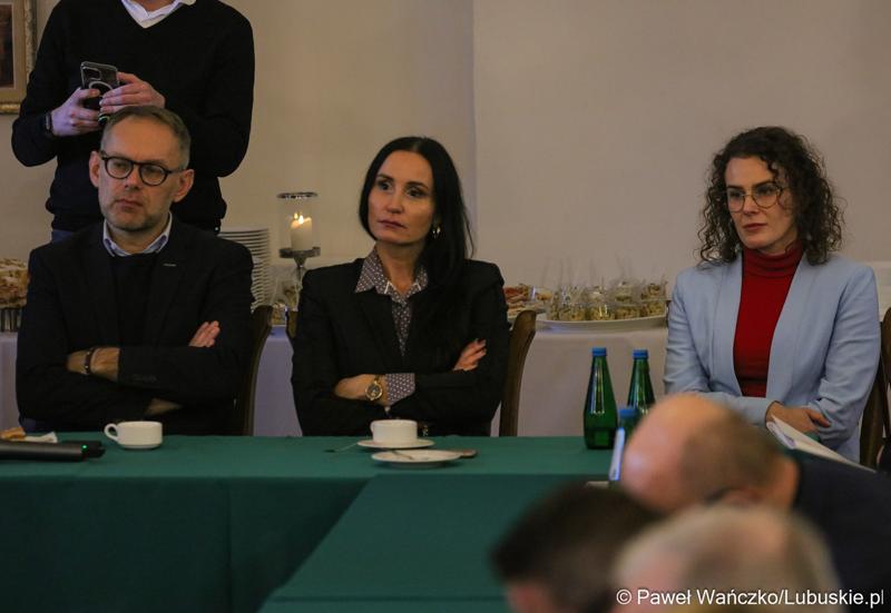 Uczestnicy spotkania Instytucji Zarządzającej programem „Fundusze Europejskie dla Lubuskiego 2021-2027” z partnerstwem jednostek samorządu terytorialnego na zamku w Kożuchowie