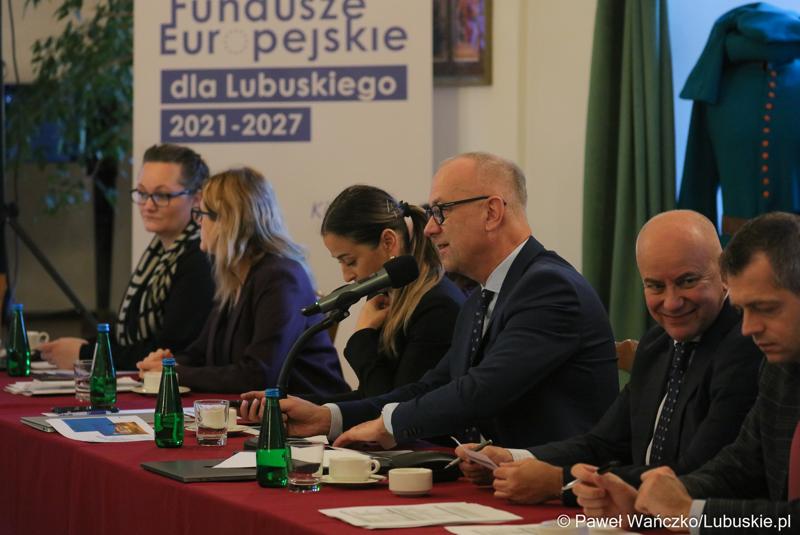 Marszałek Województwa Lubuskiego Marcin Jabłoński przemawia do uczestników spotkania Instytucji Zarządzającej programem „Fundusze Europejskie dla Lubuskiego 2021-2027” z partnerstwem jednostek samorządu terytorialnego na zamku w Kożuchowie