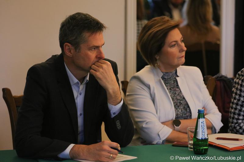 Uczestnicy spotkania Instytucji Zarządzającej programem „Fundusze Europejskie dla Lubuskiego 2021-2027” z partnerstwem jednostek samorządu terytorialnego na zamku w Kożuchowie