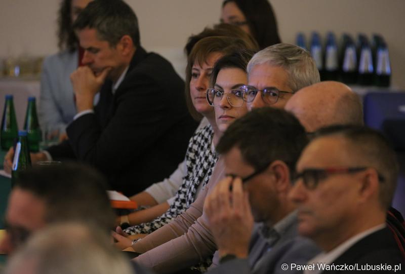 Uczestnicy spotkania Instytucji Zarządzającej programem „Fundusze Europejskie dla Lubuskiego 2021-2027” z partnerstwem jednostek samorządu terytorialnego na zamku w Kożuchowie
