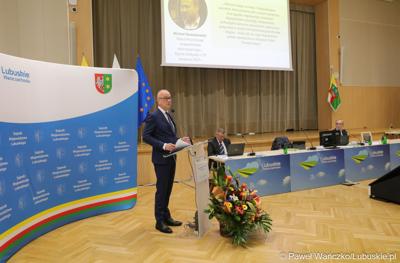 Marszałek Województwa Lubuskiego Marcin Jabłoński przemawia podczas LIX zwyczajnej sesji Sejmiku Województwa Lubuskiego