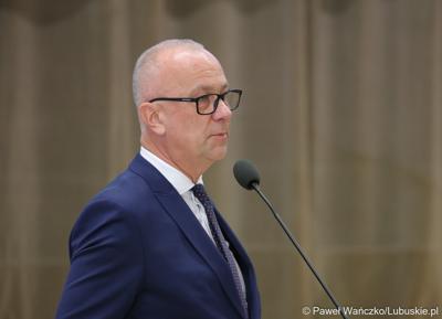 Marszałek Województwa Lubuskiego Marcin Jabłoński przemawia podczas LIX zwyczajnej sesji Sejmiku Województwa Lubuskiego