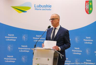Marszałek Województwa Lubuskiego Marcin Jabłoński przemawia podczas LIX zwyczajnej sesji Sejmiku Województwa Lubuskiego