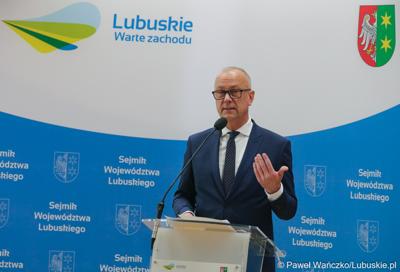 Marszałek Województwa Lubuskiego Marcin Jabłoński przemawia podczas LIX zwyczajnej sesji Sejmiku Województwa Lubuskiego