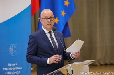 Marszałek Województwa Lubuskiego Marcin Jabłoński przemawia podczas LIX zwyczajnej sesji Sejmiku Województwa Lubuskiego