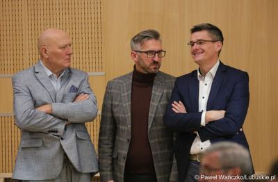 Przewodniczący Sejmiku Województwa Lubuskiego Wacław Maciuszonek (z lewej), Poseł na Sejm RP Waldemar Sługocki (w środku) oraz radny wojewódzki Sebastian Ciemnoczołowski