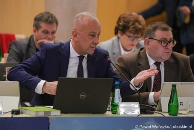 Marszałek Województwa Lubuskiego Marcin Jabłoński (z lewej) oraz Członek Zarządu Województwa Lubuskiego Grzegorz Potęga na LIX zwyczajnej sesji Sejmiku Województwa Lubuskiego