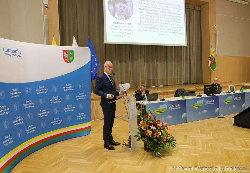 Marszałek Województwa Lubuskiego Marcin Jabłoński przemawia podczas LIX zwyczajnej sesji Sejmiku Województwa Lubuskiego