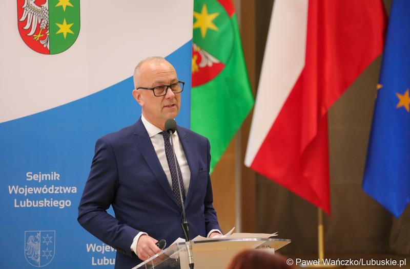 Marszałek Województwa Lubuskiego Marcin Jabłoński przemawia podczas LIX zwyczajnej sesji Sejmiku Województwa Lubuskiego