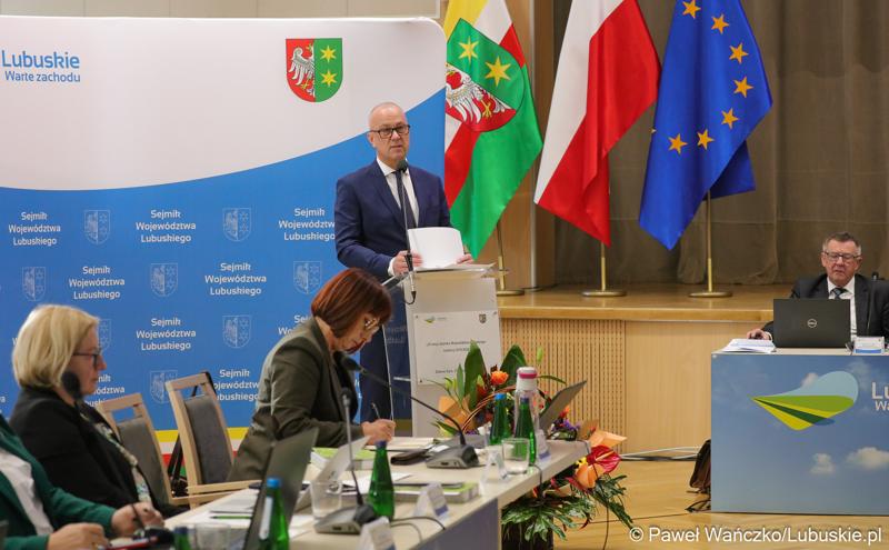 Marszałek Województwa Lubuskiego Marcin Jabłoński przemawia podczas LIX zwyczajnej sesji Sejmiku Województwa Lubuskiego