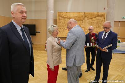Izabela Sak odbiera „Odznakę Honorową za Zasługi dla Województwa Lubuskiego” z rąk przewodniczącego Sejmiku Wacława Maciuszonka