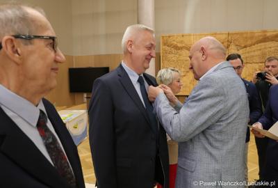 Prof. dr hab. Leszek Jerzak Izabela „Odznakę Honorową za Zasługi dla Województwa Lubuskiego” z rąk przewodniczącego Sejmiku Wacława Maciuszonka