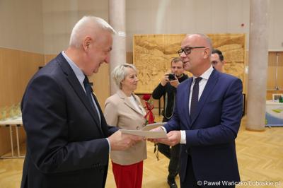 Prof. dr hab. Leszek Jerzak odbiera gratulacje od Marszałka Województwa Lubuskiego Marcina Jabłońskiego