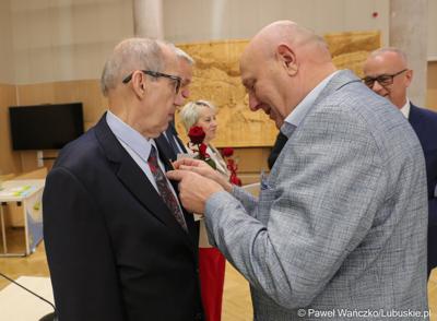 Jerzy Stawski odbiera „Odznakę Honorową za Zasługi dla Województwa Lubuskiego” z rąk przewodniczącego Sejmiku Wacława Maciuszonka