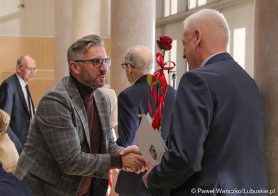 Prof. dr hab. Leszek Jerzak odbiera gratulacje od Posła RP Waldemara Sługockiego