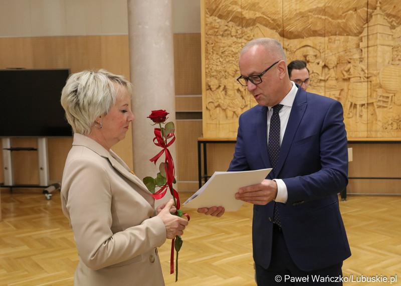 Izabela Sak odbiera gratulacje od Marszałka Województwa Lubuskiego Marcina Jabłońskiego