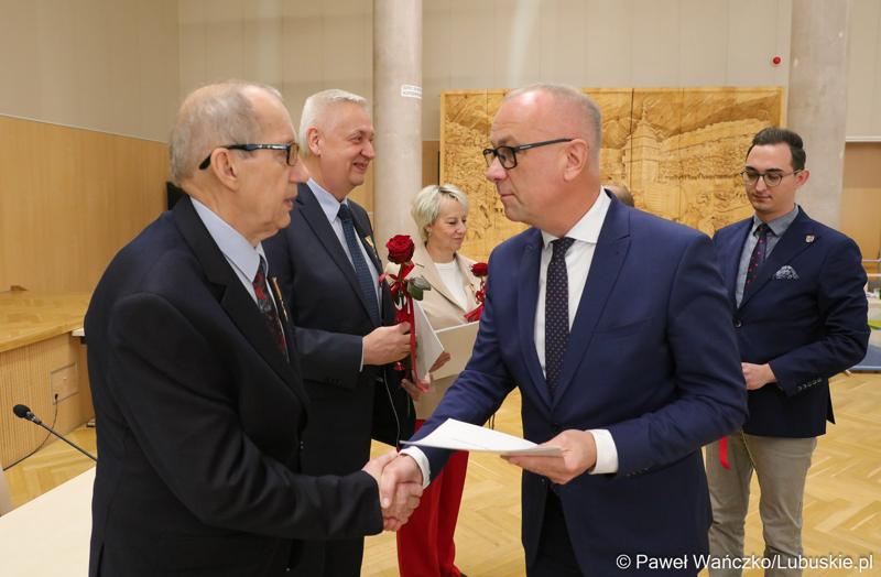 Jerzy Stawski odbiera gratulacje od Marszałka Województwa Lubuskiego Marcina Jabłońskiego
