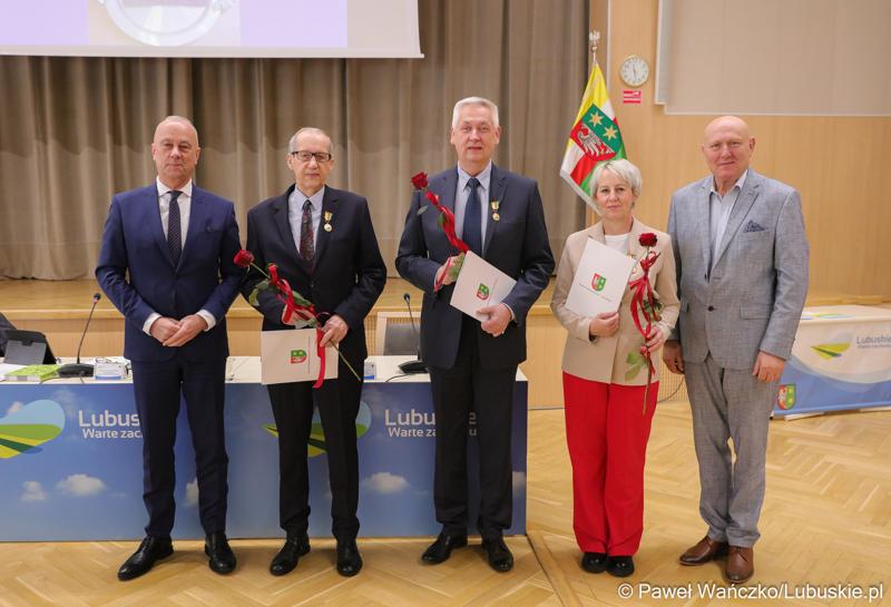 Izabela Sak, prof. dr hab. Leszek Jerzak i Jerzy Stawski zostali wyróżnieni „Odznakami Honorowymi za Zasługi dla Województwa Lubuskiego”. Uhonorowali ich marszałek Marcin Jabłoński oraz przewodniczący Sejmiku Wacław Maciuszonek.