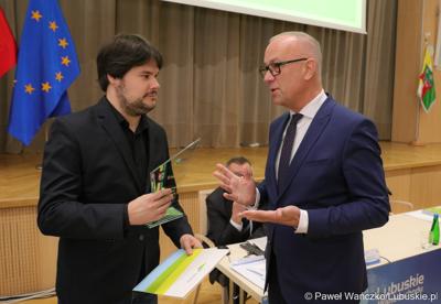 Marszałek Województwa Lubuskiego Marcin Jabłoński (z prawej) oraz Szymon Płóciennik