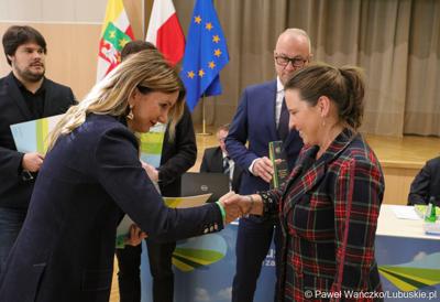Dorota Wleklik (z prawej) z redakcji Polsat News odbiera wyróżnienie za najwyżej ocenione prace w dziedzinie mediów audiowizualnych