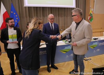 Krzysztof Filmanowicz (z prawej) odbiera wyróżnienie za najwyżej ocenione prace w dziedzinie mediów audiowizualnych