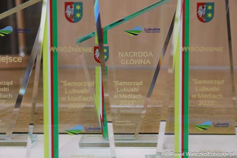 Statuetki dla zwycięzców tegorocznej edycji Konkursu Dziennikarskiego im. Edwarda Mincera "Samorząd Lubuski w Mediach 2023".