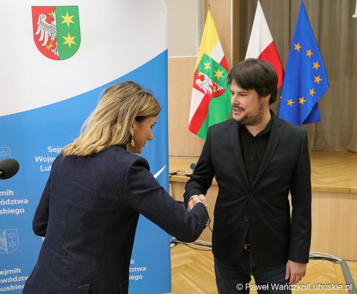 Szymon Płóciennik odbiera nagrodę