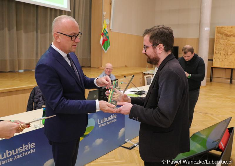 Mateusz Pojnar (z prawej) odbiera nagrodę z rąk Marszałka Województwa Lubuskiego Marcina Jabłońskiego