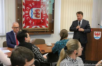 Starosta Słubicki Leszek Bajon przemawia do uczestników spotkania networkingowego dla biznesu w Słubicach  