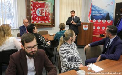 Starosta Słubicki Leszek Bajon przemawia do uczestników spotkania networkingowego dla biznesu w Słubicach
