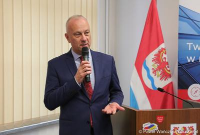 Marszałek Województwa Lubuskiego Marcin Jabłoński przemawia do uczestników spotkania networkingowego dla biznesu w Słubicach 